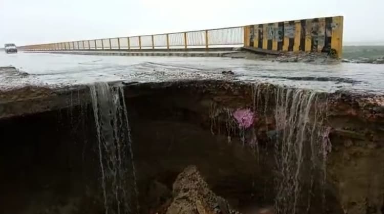 Bihar Weather Effect: यूपी-बिहार को जोड़ने वाली जयप्रभा सेतु की एप्रोच सड़क हुई ध्वस्त, भारी वाहनों के आवागमन पर रोक