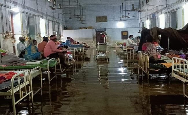 दरभंगा मेडिकल कॉलेज के ओपीडी में घुसा बारिश का पानी, लगातार बारिश से अस्पताल की स्थिति बनी नारकीय