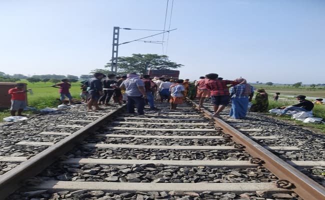मोतिहारी में आक्रोशित ग्रामीणों ने रोका ट्रेन का परिचालन, अंडरपास बनाने के विरोध में किया प्रदर्शन, जानिए पूरा मामला