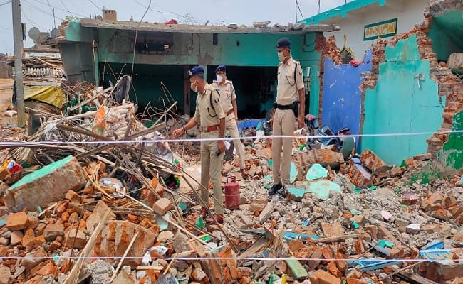 मदरसा में बम फटने के बाद दूसरे दिन भी गांव में पसरा सन्नाटा, हकीकत से पर्दा उठाने में जुटी पुलिस, गांव में कर रही कैंप