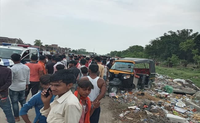 बिहार के औरंगाबाद में ट्रक से टकराने के बाद अनियंत्रित कार की ऑटो से हुई टक्कर, एक की मौत, नौ घायल