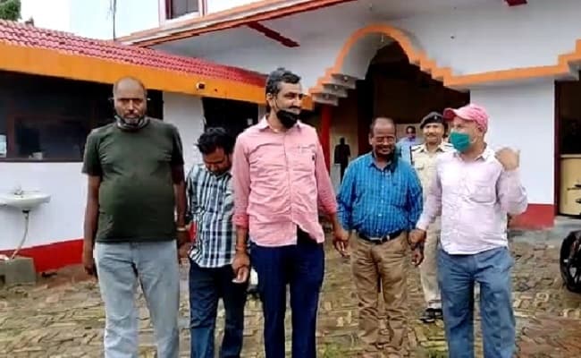 बिहार के मोतिहारी में ग्रामीण कार्य विभाग के इंजीनियर व डाटा ऑपरेटर रिश्वत लेते गिरफ्तार, विजिलेंस टीम ने रंगे हाथो दबोचा