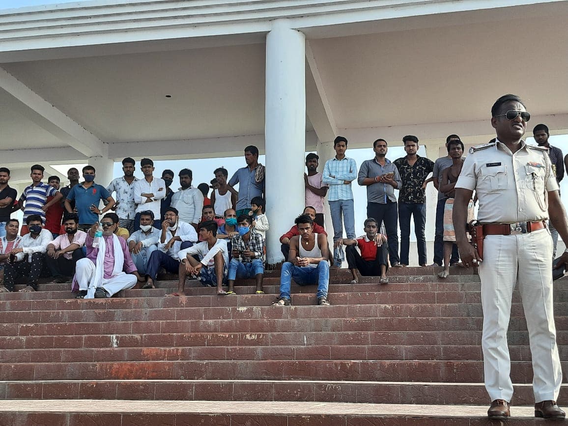 सेल्फी लेते फिसला पैर, गंगा में बह गए 3 किशोर