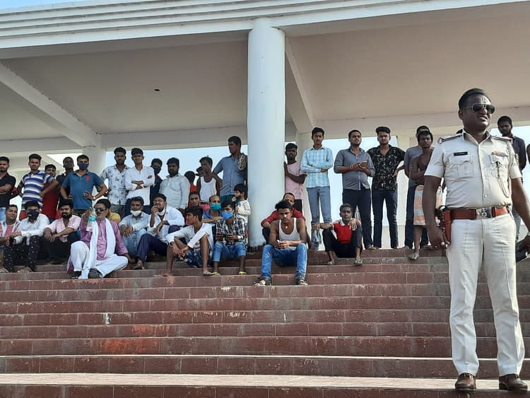 सेल्फी लेते फिसला पैर, गंगा में बह गए 3 किशोर