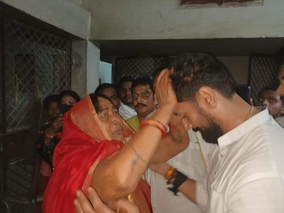 बड़ी मां से लिपट कर खूब रोये चिराग,बेटे का हाथ थाम बोली मां मैं हूं तेरे साथ