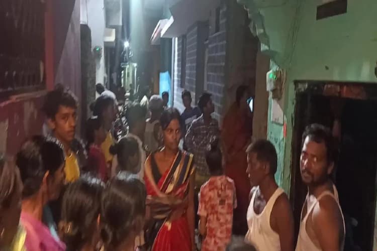 नवजात बच्ची को कूड़े की ढेर में दफनाती हुई पकड़ी गई मां, पुलिस ने हिरासत में लिया