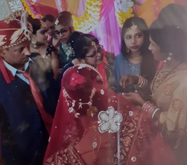 शादी के जोड़े में थाने पहुंची दुल्हन, पिया के घर जाने से किया इनकार, जानिए क्या है पूरा मामला