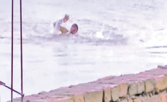 डूब रहा युवक जान बचाने की लगाता रहा गुहार, लोग मोबाइल से उसकी वीडियो बनाते रहे