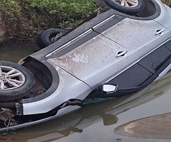 भभुआ में अनियंत्रित होकर कार खाई में गिरी, पांच की मौत