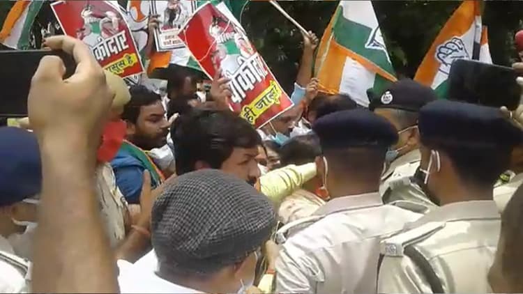 Pegasus Spy Case: पटना में राजभवन मार्च के लिए निकले कांग्रेस कार्यकर्ताओं के साथ पुलिस की धक्का मुक्की