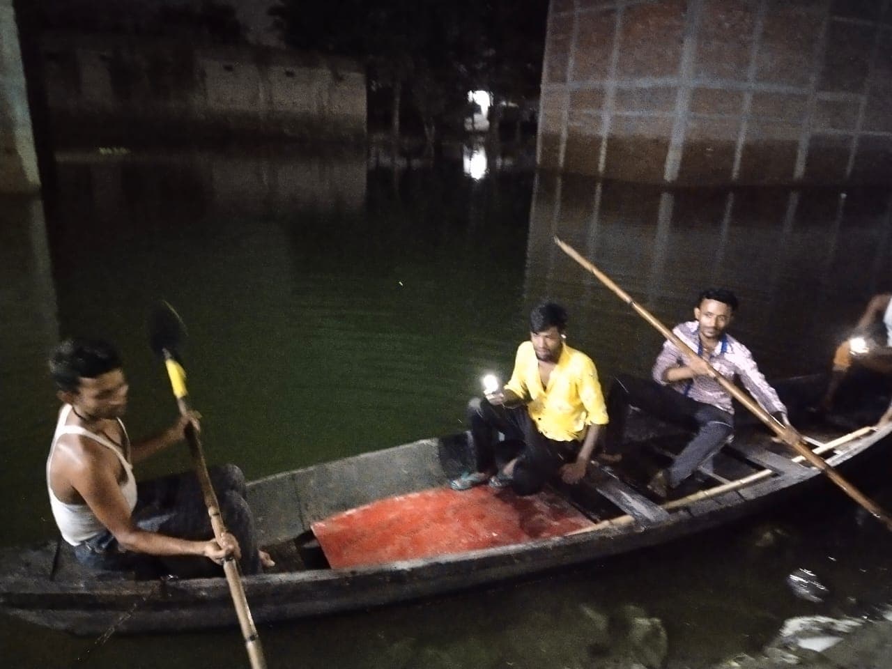 बाढ़ प्रभावित क्षेत्रों में चोरों का बढ़ा आतंक,युवकों ने नाव से शुरु की पहरेदारी