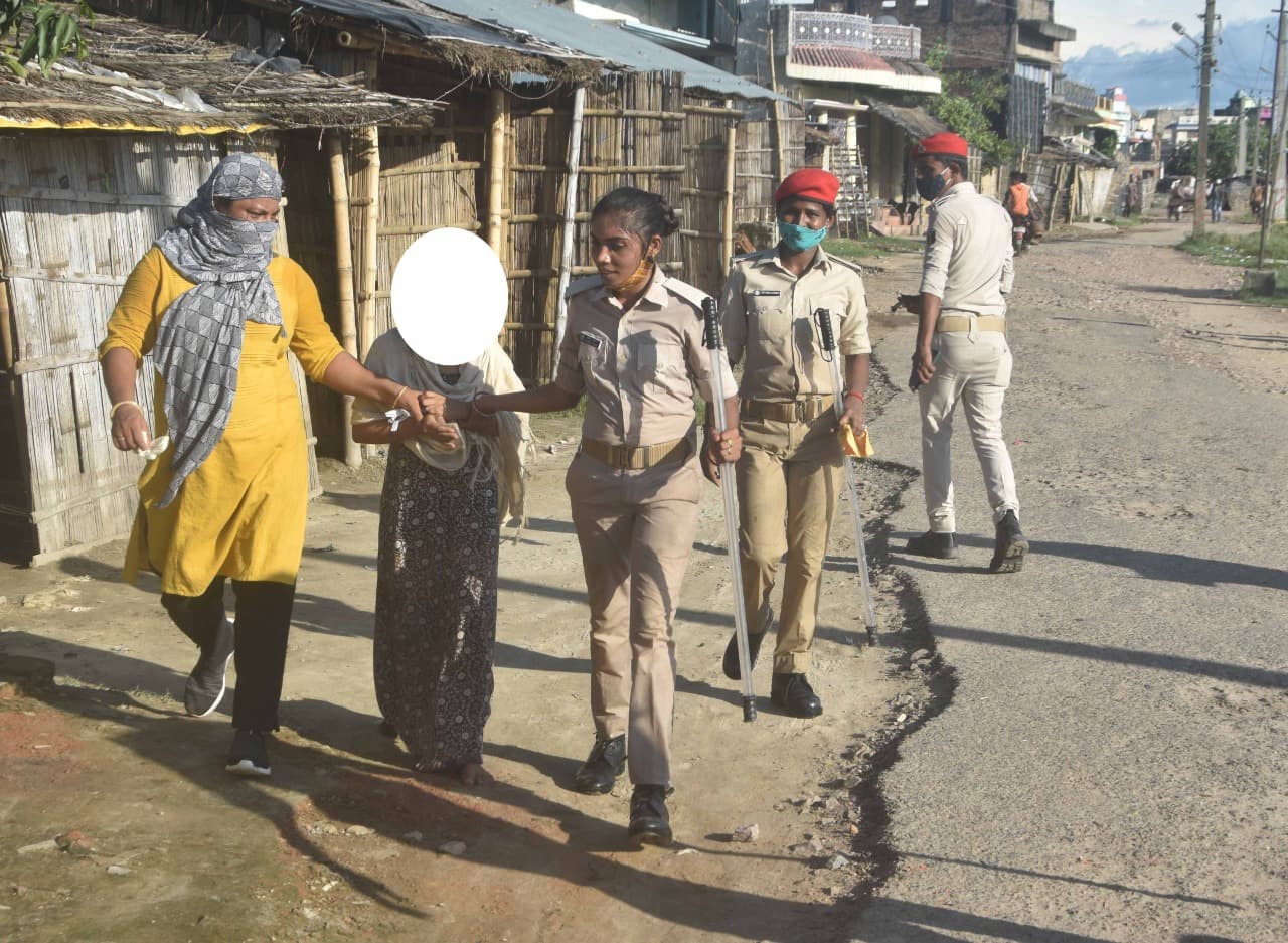 सीतामढ़ी रेडलाइट एरिया में छापा,16 महिलाओं व लड़कियों समेत 8 पुरुष हिरासत में