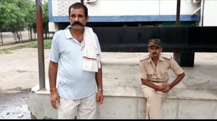 राजधानी पटना में छात्रावास में घुसकर युवक 
की गोली मारकर  हत्या