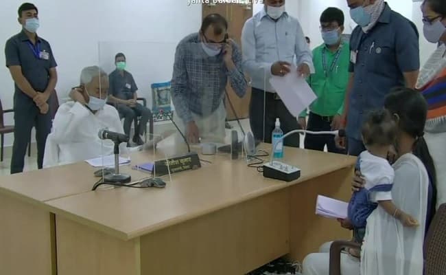 जनता दरबार: महिला फरियादियों की शिकायतों पर एक्शन में नीतीश कुमार, फौरन कार्रवाई का आदेश