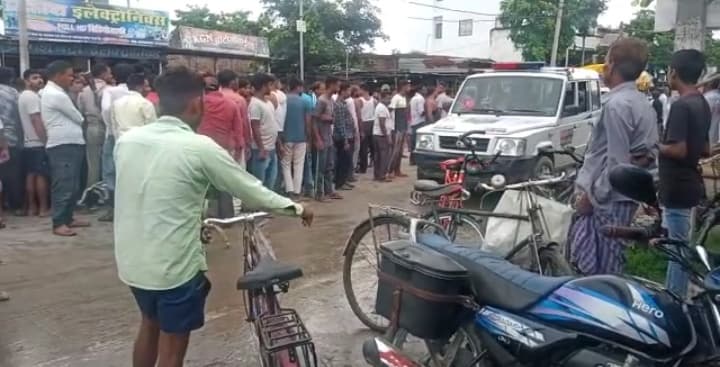 Road accident in chapra: डुमरसन बाजार में डंपर ने युवक को कुचला, मौत