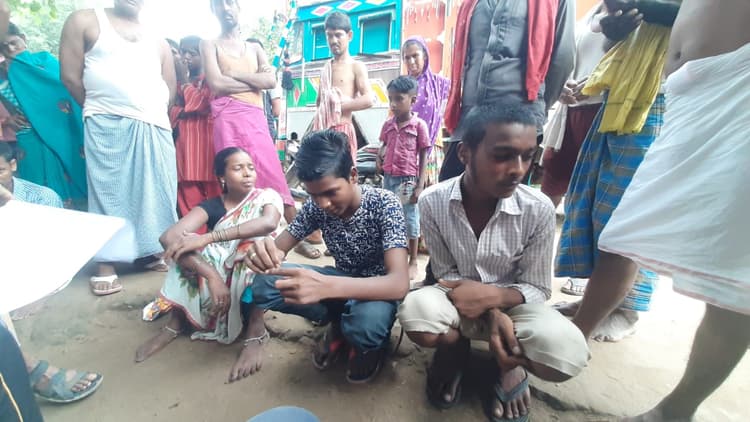 बैट्री चोरी के आरोप 4 युवकों की पिटाई, प्राइवेट पार्ट में डाला पेट्रोल