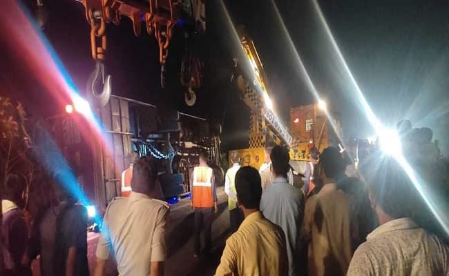 BREAKING: बिहार से राजस्थान जा रही बस रास्ते में पलटी, बाल-बाल बचे 50 से अधिक यात्री, ड्राइवर फरार