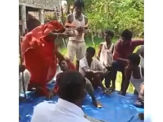 भरी पंचायत में महिला ने युवक को मारे 50 चप्पल, पढिए फिर क्या हुआ ?