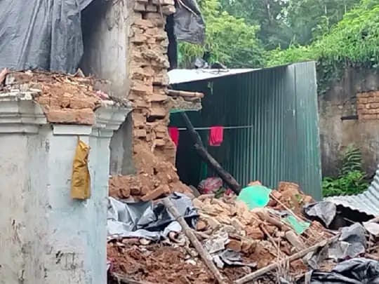 भरभरा कर समस्तीपुर में ढही मकान की दीवार, घर में सोई मां-बेटी समेत तीन की मौत