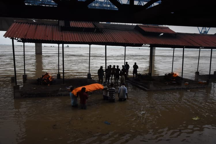 पटना में श्मशान घाट तक पहुंची गंगा, दियारा क्षेत्र के कई गांव डूबे