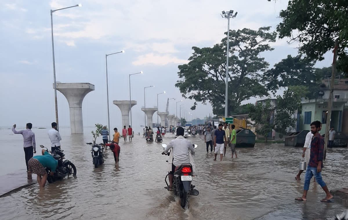 पटना में घट रहा गंगा का जलस्तर, घाट पर कम हो रहा पानी लेकिन छोड़ रहा कीचड़, तैयार होने में लगेगा वक्त