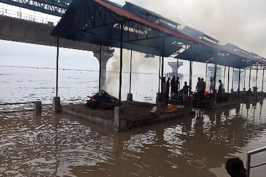 7 तस्वीरों में देखिए पटना में गंगा के रौद्र रूप: श्मशान में घुसा पानी,दियारा के लोगों ने पटना में लिया शरण