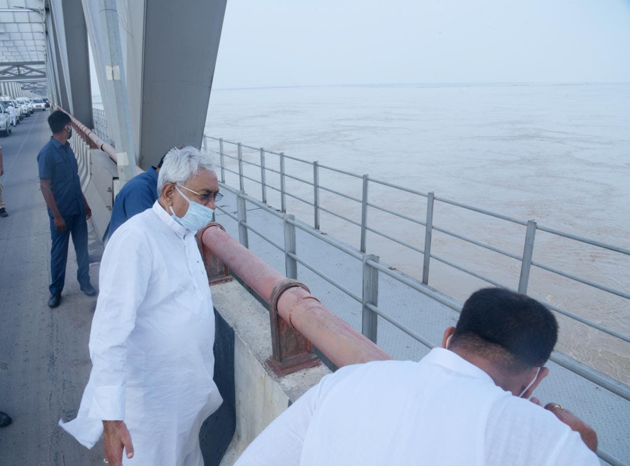 CM नीतीश कुमार ने जमुई के सूखाग्रस्त क्षेत्र का  लिया जायजा, अलीगंज प्रखंड के लोगों ने की कई मांगे