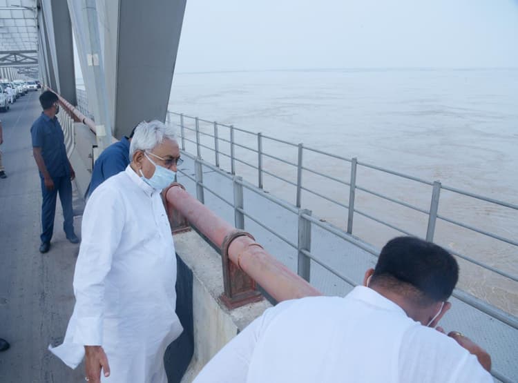 CM नीतीश कुमार ने जमुई के सूखाग्रस्त क्षेत्र का  लिया जायजा, अलीगंज प्रखंड के लोगों ने की कई मांगे