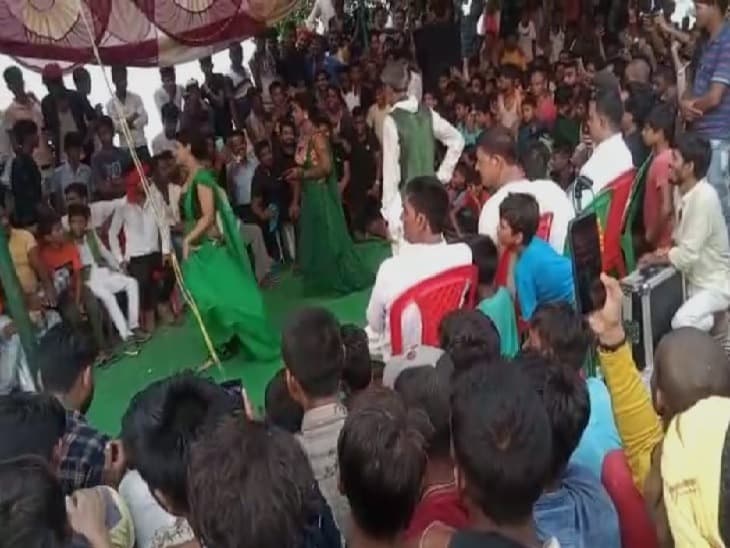 स्वतंत्रता दिवस पर पटना में मुखिया ने उड़ाई कोविड-19 प्रोटोकॉल की धज्जियां, रात भर बार-बालाओं के लगे ठुमके