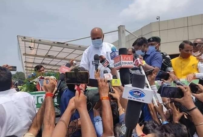 केंद्रीय मंत्री बनने के बाद पहली बार पटना आये RCP सिंह, जोरदार स्वागत के बीच पहुंचे जदयू कार्यालय