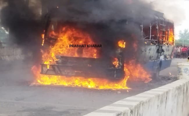 बिहार: पूर्णिया में रेल ओवरब्रिज पर धू-धूकर जली चलती बस, बाल-बाल बचे सभी यात्री और कर्मी