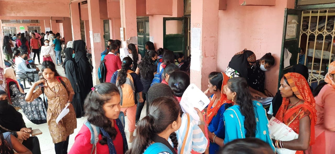 OFSS Admission 2021: दो दिन और बाकी, BSEB का वेबसाइट खुला तो Marksheet-CLC लेने के लिए छात्रों की लगी कतार