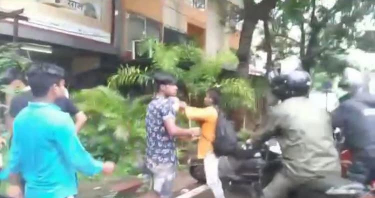 बीच सड़क पर घंटों चला बवाल, मामले को शांत कराने में जुटी रही पुलिस, देखिए तस्वीर..