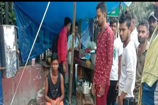 पुलिसवालों की शर्मनाक करतूत, गरम चाय से भरी केतली मासूम पर फेंकी