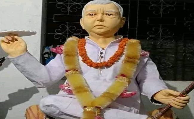 Bihar: हाथ में सुदर्शन चक्र और बांसुरी, अपने अंदाज में बैठे लालू यादव की बनी मूर्ति, समर्थकों ने शेयर की तसवीर