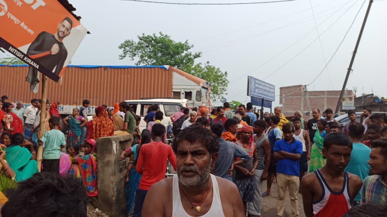 दुमका में अलग-अलग सड़क दुर्घटनाओं में युवक और वृद्ध की मौत, कुछ लोग घायल