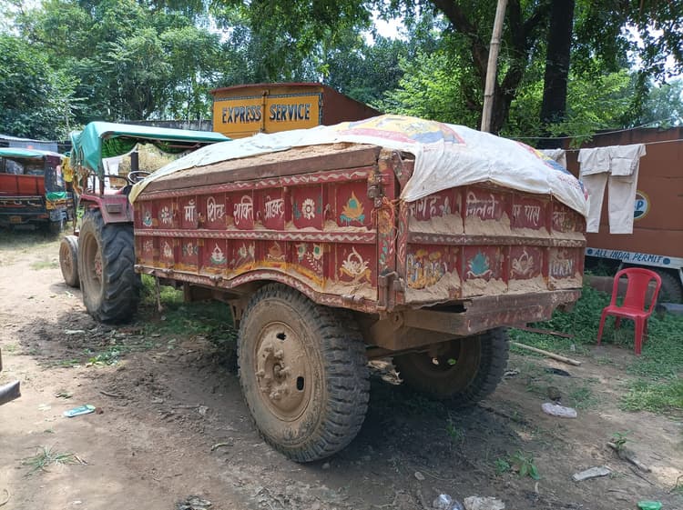बालू लदे 7 ट्रैक्टर जब्त, माफियाओं में मचा हड़कंप, पुलिस को देख ट्रैक्टर चालक फरार