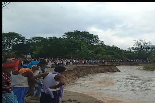 Live Video गंगा का रौद्र रूप: छपरा में 24 घण्टे में 30 घरों को लील गई, गांव में मचा कोहराम