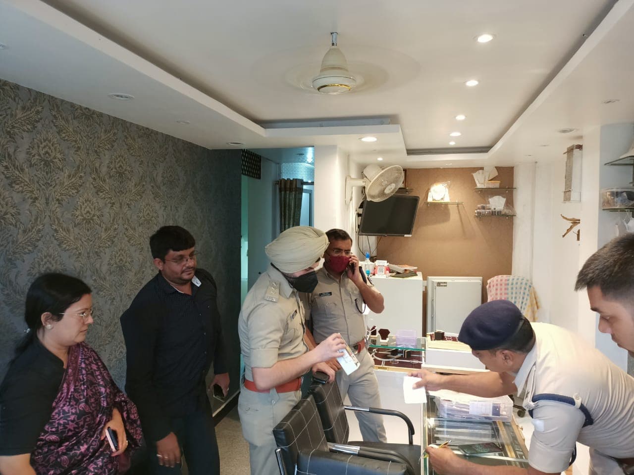 ज्वेलरी शॉप में दिनदहाड़े डकैती: 6 अपराधियों ने लूट ले गए 6 लाख के सोने-चांदी के आभूषण र कैश