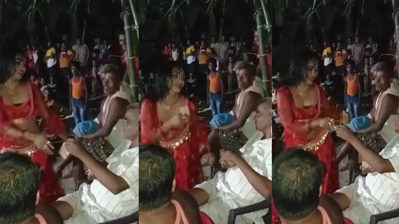 Video Bihar Panchayat Election से पहले बार बालाओं को पैसा बांटते वायरल हुए मुखिया पति