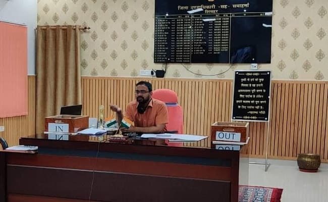 Bihar News: शिवहर डीएम ने पत्नी और सास पर किया जबरन वसूली का केस, पत्नी नहीं चाहती तलाक लेकिन...