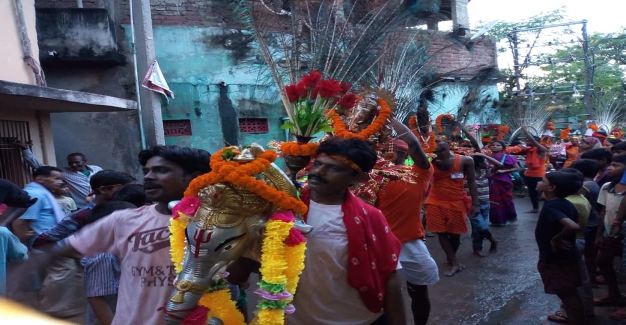 54 फिट लंबा कांवर लेकर कांवरियों का जत्था पहुंचा बाबा बिटेश्वर धाम, पटना की सड़कों पर भक्तिमय दिखा नजारा