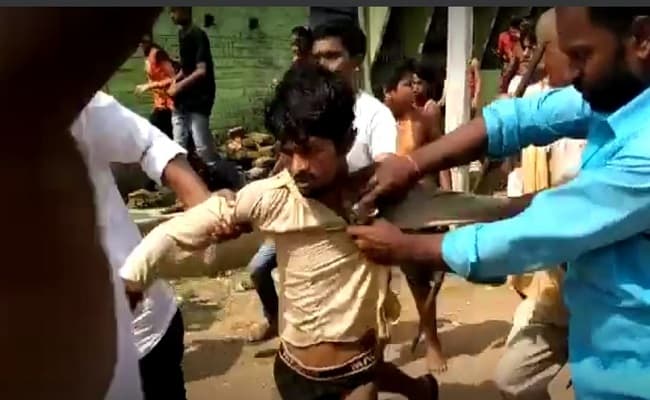 VIDEO: वैशाली के महनार में छात्रा के हत्यारोपित को पुलिस ने दबोचा, गुस्साई भीड़ ने जमकर की धुनाई