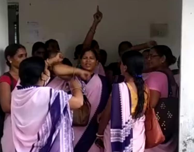 मानदेय को लेकर नौबतपुर रेफरल अस्पताल में आशा कार्यकर्ताओं का हंगामा