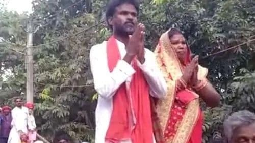 Bihar Panchayat Chunaw: बैलगाड़ी से नामांकन करने पति के साथ पहुंची महिला प्रत्याशी, देखने के लिए उमड़ी भीड़