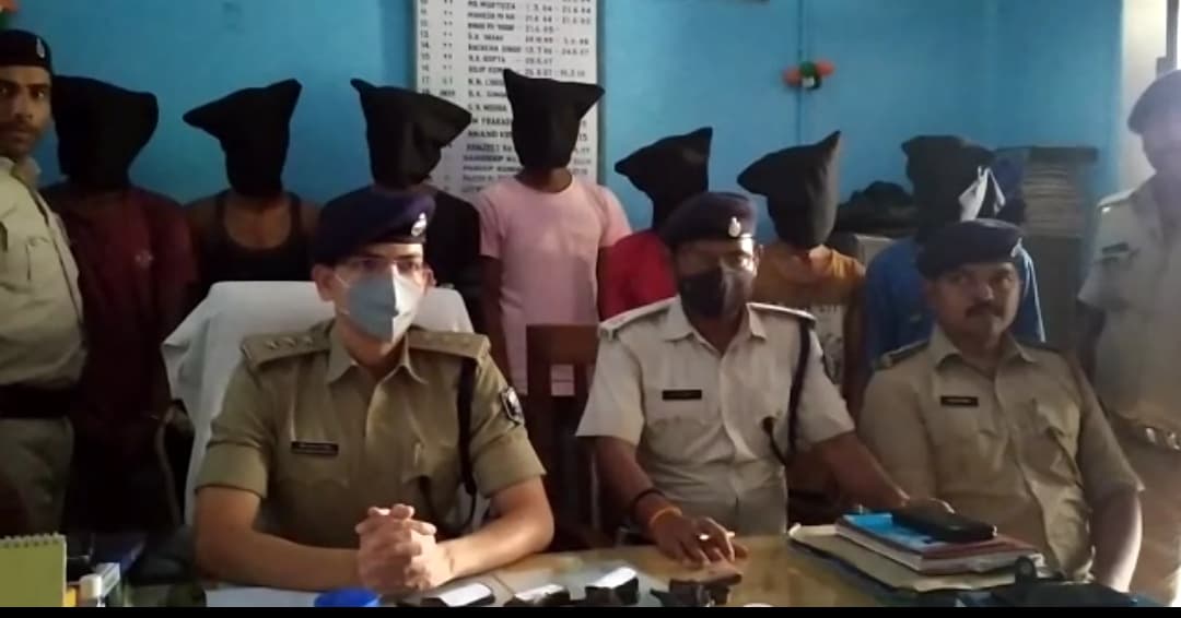 Patna News: चेन स्नेचिंग करने वाले 7 बदमाशों को पुलिस ने दबोचा, चोरी व लूटी गयी सामग्री बरामद