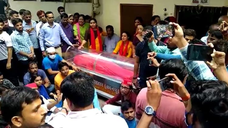 गोरखपुर में व्यापारी की मौत मामलाः कानपुर में परिजनों ने शव का दाह संस्कार रोका, सीएम योगी को बुलाने पर अड़े