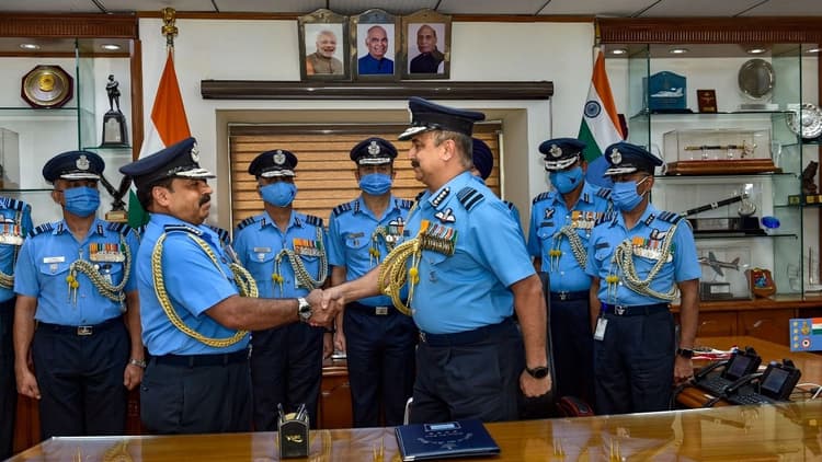 VR Chaudhari: भारतीय वायुसेना के प्रमुख बने एयर चीफ मार्शल वीआर चौधरी, जानें इनकी उपलब्धियां
