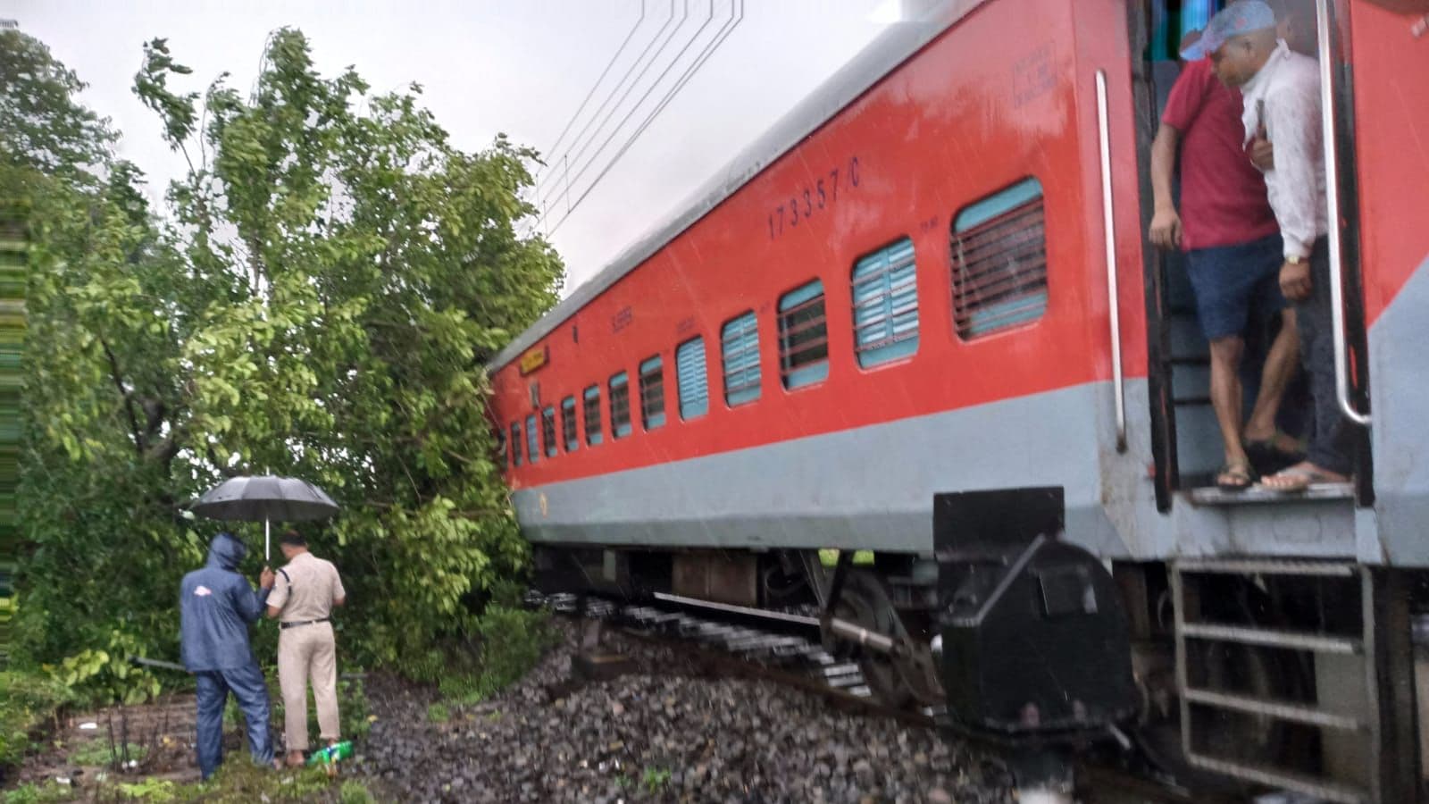 UP News: गोरखपुर में आम्रपाली एक्सप्रेस पर गिरा पेड़, डेढ़ घंटे तक ट्रेनों का संचालन रहा ठप