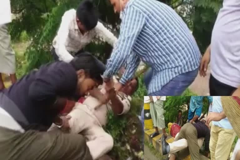 पुलिस ने रोका तो आक्रोशित युवक ने जहानाबाद में पुलिसकर्मी को सड़क पर गिराकर बुरी तरह पीटा